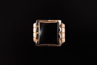 18 ct gold HORSE with a square onyx plate....