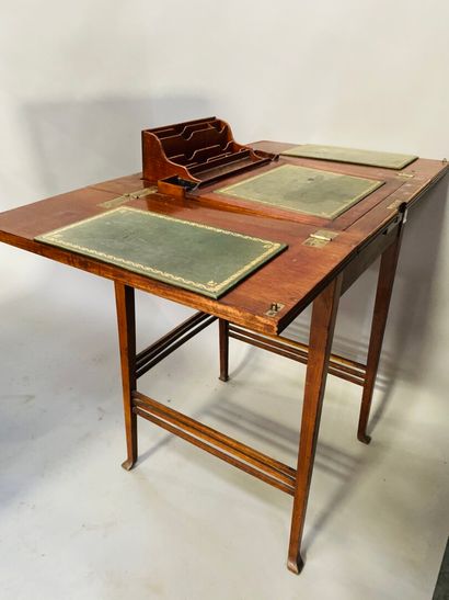null Small travel desk with system. England, late 19th century. Acc. H : 77 cm.