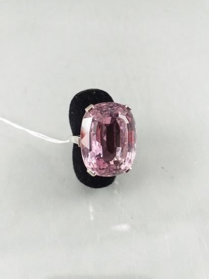 null RING in 14 ct white gold set with a large pink stone (quartz or pink topaz?)...