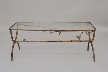 null MAISON BAGUES (attribué à) Table basse à structure en métal doré de forme bambou...