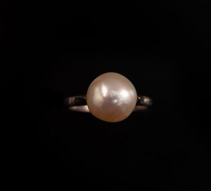 null White gold ring set with a cultured pearl. TDD: 53. In R.

PB: 3,7 g