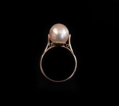 null White gold ring set with a cultured pearl. TDD: 53. In R.

PB: 3,7 g