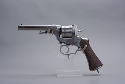 null L. PERRIN. Revolver six shots. The cylinder, the carcass and the cap engraved...