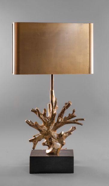 null MAISON CHARLES, LAMPE à poser, le fût en bronze figurant une branche de corail.

Socle...
