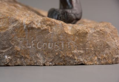 null Prosper LECOURTIER (1855-1924) "Lion rugissant" Bronze sur un socle en pierre....