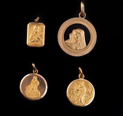 null FOUR Baptismal MEDALS with the Virgin Mary.

D: 11,3 g