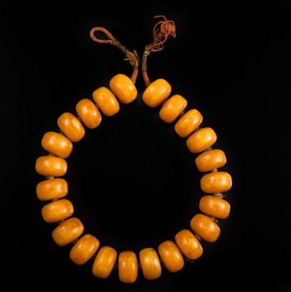 null COLLIER à large perles applatie de couleur ambre

Moyen-Orient. 

XXe. 

L :...
