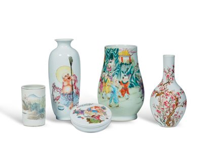 null CHINE - XXe siècle

Ensemble comprenant trois vases, une boite ronde et un porte-pinceaux...