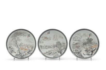 null CHINE - XXe siècle

Trois coupes en porcelaine à décor de grisaille de paysage...
