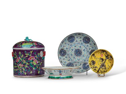 null CHINE - XXe siècle

Pot couvert en porcelaine émaillée violet à décor d'oiseaux...