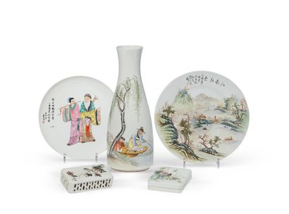 null CHINE - XXe siècle

Ensemble en porcelaine émaillée polychrome comprenant deux...