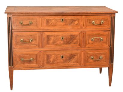 null GRANDE COMMODE en bois de placage de noyer dans des encadrements de filets ouvrant...