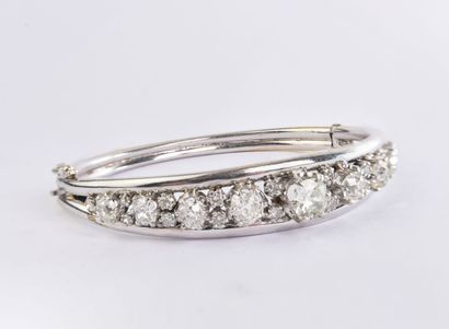 AB BRACELET JONC en or blanc 18 ct orné d'un brillants central de taille ancienne...