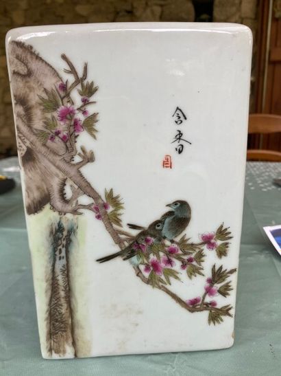 null CHINE - XXe siècle

Vase de forme carrée, rince-pinceaux balustre et boites...