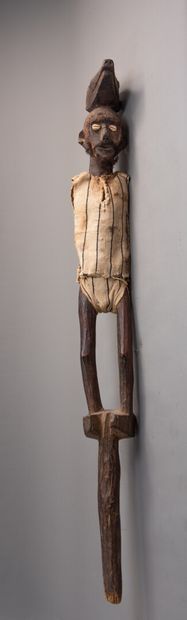 null [ART AFRICAIN] FETICHE BOCCIO représentant un homme debout sur un bâton habillé...