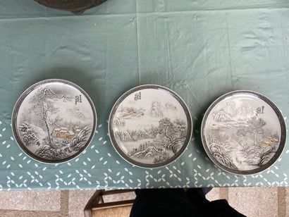 null CHINE - XXe siècle

Trois coupes en porcelaine à décor de grisaille de paysage...