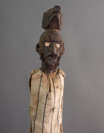 null [ART AFRICAIN] FETICHE BOCCIO représentant un homme debout sur un bâton habillé...