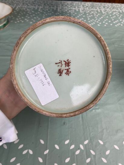 null CHINE - XXe siècle

Deux bitong en porcelaine émaillée polychrome de grues près...
