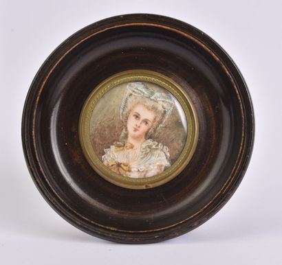 null MINIATURE. ECOLE du XXème siècle. "Portrait de jeune femme à la coiffe" Cadre...