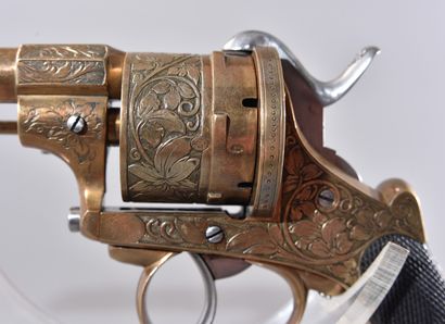 null LIEGE. Pistolet à broche en métal doré. Les éléments métalliques sont finement...