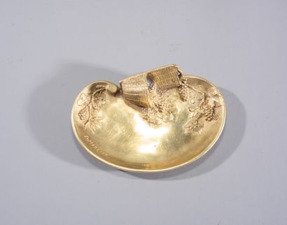 null E. MERCIER Vide poche en bronze doré et signé à décor d'une hotte renversée...