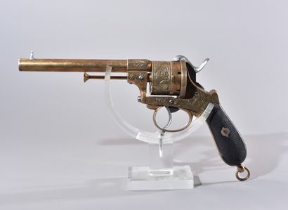 null LIEGE. Pistolet à broche en métal doré. Les éléments métalliques sont finement...