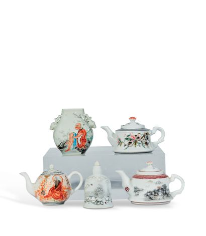 null CHINE - XXe siècle

Trois théières, un vase et un flacon en porcelaine à décor...