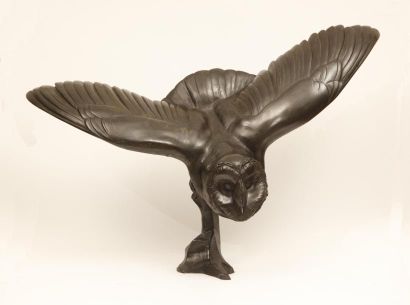Anton HUTSCHENBERGER « Grand Hibou en vol », Epreuve en bronze à patine brun nuancé,...