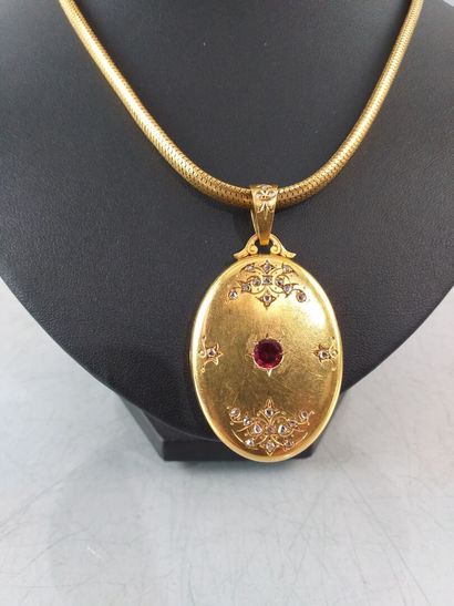 null LARGE PENDANT, oval, 18 ct. yellow gold, set with diamonds and a central ruby...
