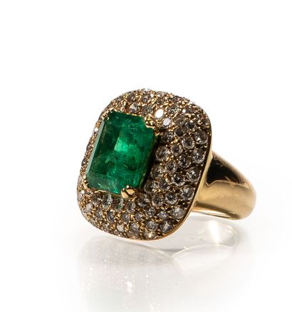 null Dome ring in 18 ct gold set in the center with a rectangular emerald with cut...