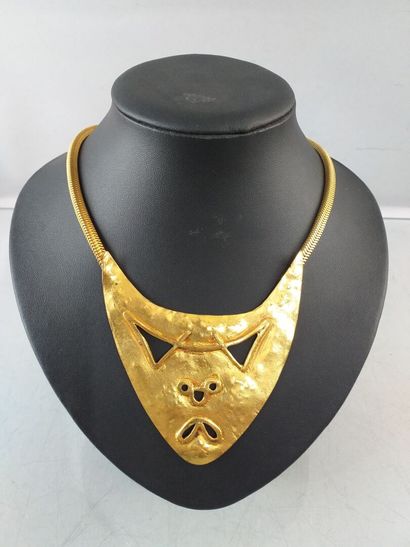 null Line VAUTRIN

Rare et beau collier en métal doré signé, en forme d'un plastron...