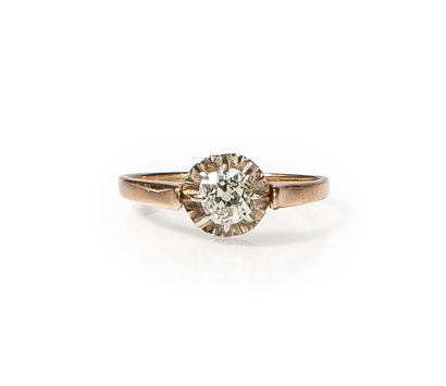 null SOLITARY in 18 ct gold and platinum set with a cushion-cut diamond of approximately...