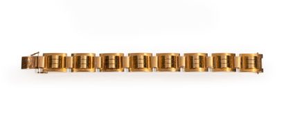 null BRACELET TANK ARTICULE in 18 ct gold, with 8 curved links, circa 1940. In R....