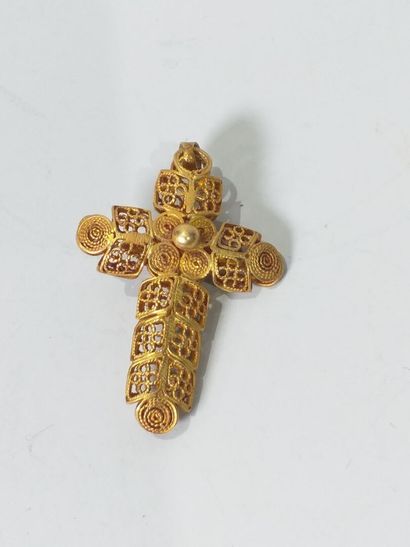 null CROSS in gold filigree. In R. 4,5 x 2,5 cm

P: 5.2 g