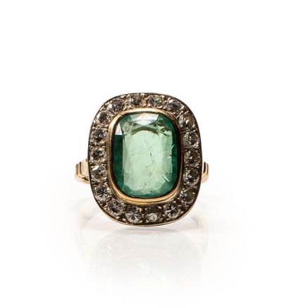 null Daisy ring in 18 ct yellow gold set with an emerald surrounded by small diamonds...