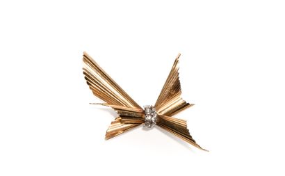 null Yellow gold brooch in the shape of a radiating bow, set with 8 diamonds on 2...