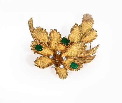null 18 ct yellow gold and polished brooch in the form of foliage decorated with...
