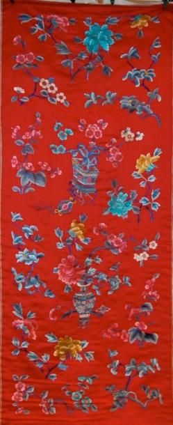 null LAIZE DE SATIN ROUGE, Chine, dynastie Qing, circa 1900, décor brodé en soie...