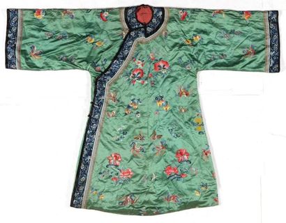 null MANTEAU DE FEMME HAN, Chine, dynastie Qing, fin XIXème siècle, satin vert, brodé...