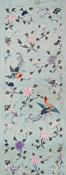 null LAIZE DE SATIN BRODÉ, Chine, circa 1900, fond bleu ciel, décor brodé polychrome...