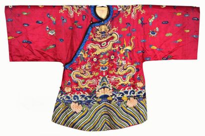 null ROBE DE FEMME HAN, Chine, dynastie Qing, circa 1900, fond satin rouge, décor...