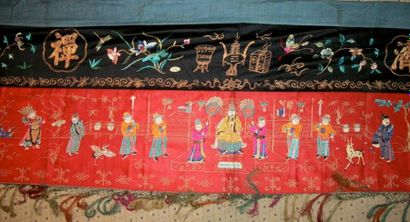 null BANDEAU, Chine, dynastie Qing, circa 1900, sergé de laine rouge, décor brodé...
