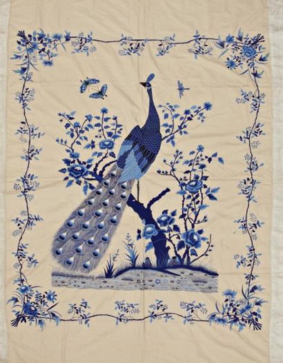 null TENTURE, Chine du Sud, circa 1900, toile crème brodée en camaïeu bleu d'un paon...