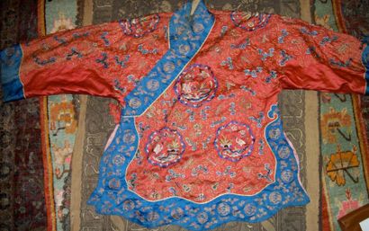 null VESTE DE FEMME HAN, Chine, dynastie Qing, 1900, fond satin rouge, décor brodé...