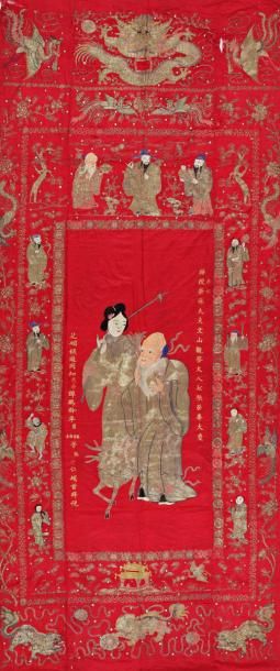 null TENTURE, Chine, dynastie Qing, XIXème siècle, satin rouge brodé en soie polychrome...