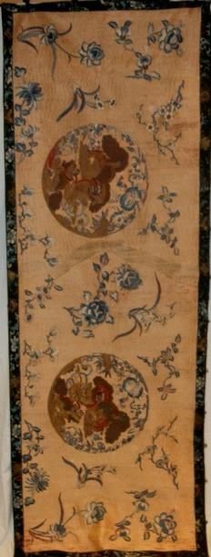 null PANNEAU, Chine, dynastie Qing, circa 1900, feutre rouge densément brodé en soie...