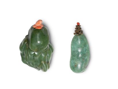 CHINE - XXe siècle 
Deux flacons tabatières, l'un en néphrite vert épinard en forme...