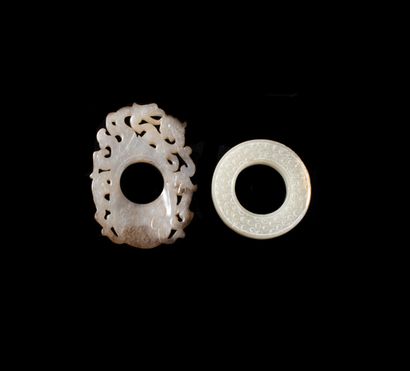 null Two small carved jade ornaments

China, archaic style

D : 4 cm and H : 6,2...