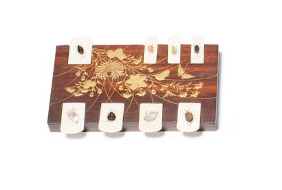 null JAPON - Epoque MEIJI (1868 - 1912)

Jeu de whist en bois décoré en hira maki-e...