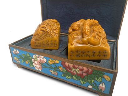 Chine, début du XXe siècle 
Deux cachets en stéatite jaune avec l inscription et...